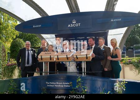 Ascot, Berkshire, Regno Unito. 4 ottobre 2024. IL GUERRIERO MERCIANO guidato da Jack Nicholls vince le prove per handicap di Molton Brown Amateur Jockeys’ Handicap Stakes (classe 4) (per i piloti dilettanti maschi) al BetMGM Autumn Friday Raceday presso Ascot Racecourse nel Berkshire. Proprietario della Buckingham Partnership II, Trainer Eve Johnson Houghton, Blewbury, breeder Conor McCormack, Sponsor ABM Catering Limited. Crediti: Maureen McLean/Alamy Foto Stock