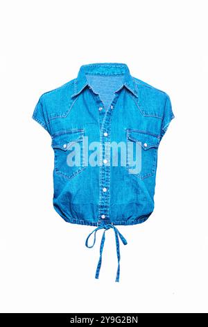 Giacca di jeans isolata. Splendida giacca blu corta in denim elegante e alla moda con manichino. Camicia jeans con tasche. Foto Stock