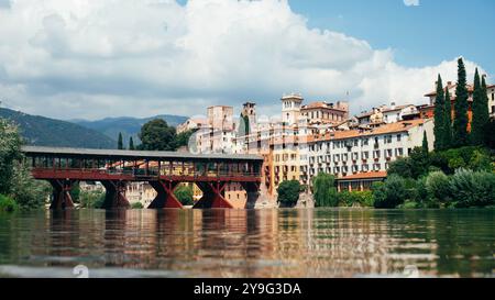 Antico ponte rosso coperto in legno su un fiume, Ponte Vecchio o Ponte degli Alpini sul fiume Brenta che conduce alla splendida città di Bassano del Foto Stock