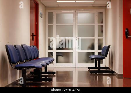 Sala d'attesa vuota in un ospedale, Spagna Foto Stock