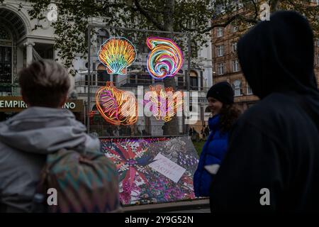 Londra, Regno Unito. 10 ottobre 2024. Opere d'arte al neon chiamate «There Is No Darkness in the Garden of Light» dall'artista Chila Burman sono esposte in Leicester Square, appositamente create per Art After Dark. Le otto opere d'arte, che presentano rappresentazioni al neon di divinità indiane come Laxmi e Ganesh, un bizzarro mondo acquatico di pesci e conchiglie, accanto a icone della femminilità dell'Asia meridionale e persino una magica figura di Barbie, possono essere viste dal 10 al 12 ottobre. Crediti: Stephen Chung / Alamy Live News Foto Stock