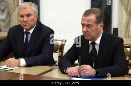 Mosca, Russia. 10 ottobre 2024. Il presidente della Duma di Stato russa Vyacheslav Volodin, a sinistra, e il vicepresidente del Consiglio di sicurezza Dmitry Medvedev aspettano l'inizio di una riunione del Consiglio di sicurezza al Cremlino, il 25 settembre 2024, a Mosca, in Russia. Crediti: Mikhail Metzel/piscina del Cremlino/Alamy Live News Foto Stock