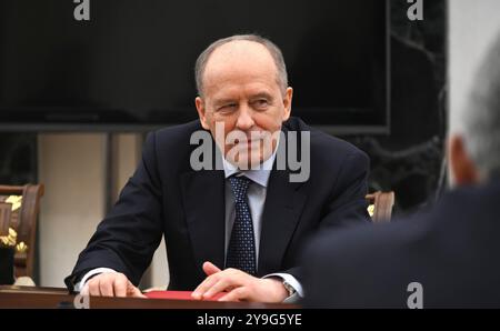 Mosca, Russia. 10 ottobre 2024. Il direttore del servizio di sicurezza federale russo Alexander Bortnikov attende l'inizio di una riunione del Consiglio di sicurezza al Cremlino, il 25 settembre 2024, a Mosca, in Russia. Crediti: Pavel Byrkin/piscina del Cremlino/Alamy Live News Foto Stock