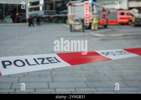 Un primo piano di barriere di polizia rosse e bianche contrassegnate con “Polizei”, significa polizia in tedesco, che circonda un'area in una piazza pubblica. Foto Stock