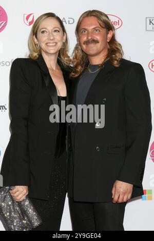 Circa il 6 ottobre 2024. Judy Greer, Gregory Russell agli arrivi per il BEST IN DRAG SHOW Benefit Celebrity Pink Carpet for Alliance for Housing & Healing/APLA Health, The Orpheum Theatre, Los, CALIFORNIA, 6 ottobre, 2024. crediti: Priscilla Grant/Everett Collection/Alamy Live News Foto Stock