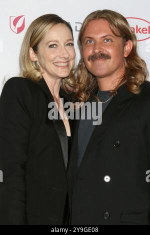 Circa il 6 ottobre 2024. Judy Greer, Gregory Russell agli arrivi per il BEST IN DRAG SHOW Benefit Celebrity Pink Carpet for Alliance for Housing & Healing/APLA Health, The Orpheum Theatre, Los, CALIFORNIA, 6 ottobre, 2024. crediti: Priscilla Grant/Everett Collection/Alamy Live News Foto Stock