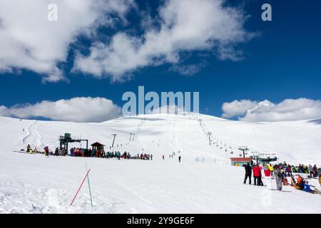 3 marzo 2024 - Kaimaktsalan, Grecia - persone in fila per l'ascensore nel centro sciistico Kaimaktsalan Foto Stock