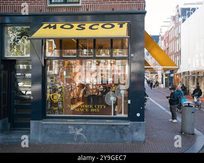 Immagine anteriore del negozio Moscot. Moscot è un marchio di occhiali americano, con sede a New York, specializzato in cornici ottiche e occhiali da sole. Foto Stock