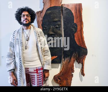 Londra, Regno Unito. 10 ottobre 2024. L'artista Alexis Peskine con la sua opera Bepumbwedi, 2022, rappresentata dalla Galleria d'ottobre. 1-54 Contemporary African Art Fair celebra la sua dodicesima edizione a Somerset House con l'installazione speciale. Oltre 60 gallerie e 160 artisti africani e della diaspora sono in mostra alla fiera quest'anno. Crediti: Imageplotter/Alamy Live News Foto Stock