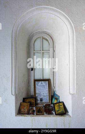 18 marzo 2024 - Kaimaktsalan, Grecia - l'interno della cappella dei Santi Pietro e Paolo sulla cima del monte Kaimaktsalan Foto Stock