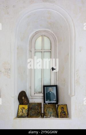 18 marzo 2024 - Kaimaktsalan, Grecia - l'interno della cappella dei Santi Pietro e Paolo sulla cima del monte Kaimaktsalan Foto Stock