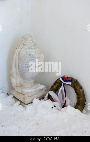 18 marzo 2024 - Kaimaktsalan, Grecia - l'interno della cappella dei Santi Pietro e Paolo sulla cima del monte Kaimaktsalan Foto Stock