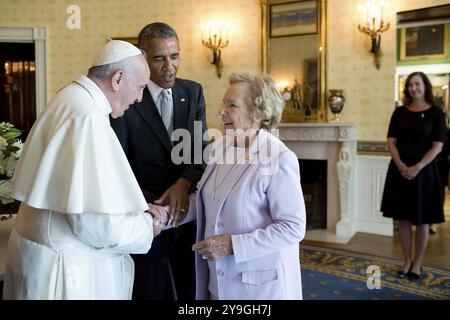 Washington, District of Columbia, USA. 23 settembre 2015. U. Il presidente BARACK OBAMA presenta PAPA FRANCESCO a ETHEL KENNEDY alla Casa Bianca. Questa è la prima visita di Papa Francesco negli Stati Uniti. Crediti: Pete Souza/The White House/ZUMAPRESS.com/Alamy Live News Foto Stock