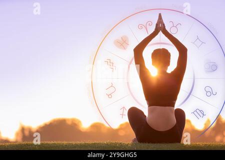 Bella giovane donna che pratica yoga all'aperto. Concetto di astrologia Foto Stock