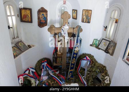 18 marzo 2024 - Kaimaktsalan, Grecia - l'interno della cappella dei Santi Pietro e Paolo sulla cima del monte Kaimaktsalan Foto Stock