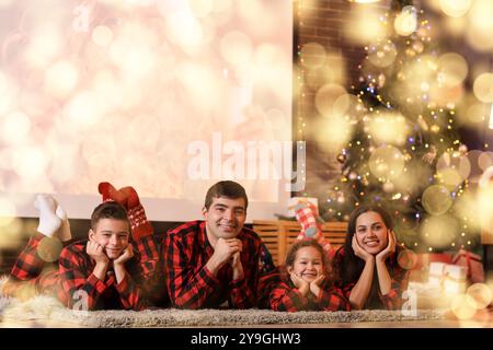 Famiglia felice durante la visione del film di Natale a casa Foto Stock