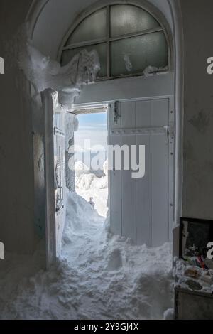 18 marzo 2024 - Kaimaktsalan, Grecia - l'interno della cappella dei Santi Pietro e Paolo sulla cima del monte Kaimaktsalan Foto Stock