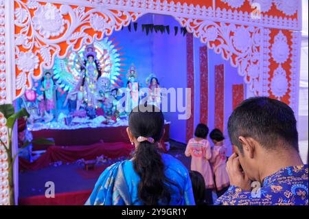 Sylhet, Bangladesh. 10 ottobre 2024. I devoti adorano il puja mandap per celebrare il Durga Puja festival a Sylhet, Bangladesh. Durga Puja è uno dei più grandi festival dell'induismo in Bangladesh e si celebra nel Bengala Occidentale. Il 10 ottobre 2024 a Sylhet, Bangladesh (foto di Rafayat Haque Khan/ credito: Eyepix Group/Alamy Live News Foto Stock