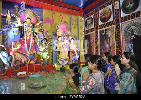 Sylhet, Bangladesh. 10 ottobre 2024. I devoti adorano il puja mandap per celebrare il Durga Puja festival a Sylhet, Bangladesh. Durga Puja è uno dei più grandi festival dell'induismo in Bangladesh e si celebra nel Bengala Occidentale. Il 10 ottobre 2024 a Sylhet, Bangladesh (foto di Rafayat Haque Khan/ credito: Eyepix Group/Alamy Live News Foto Stock