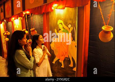 Sylhet, Bangladesh. 10 ottobre 2024. Due ragazze che pregano per celebrare il festival Durga Puja a Sylhet, Bangladesh. Durga Puja è uno dei più grandi festival dell'induismo in Bangladesh e si celebra nel Bengala Occidentale. Il 10 ottobre 2024 a Sylhet, Bangladesh (foto di Rafayat Haque Khan/ credito: Eyepix Group/Alamy Live News Foto Stock