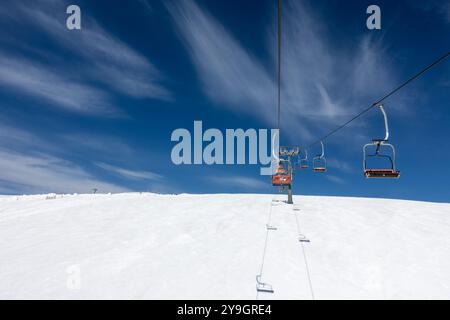 18 marzo 2024 - Kaimaktsalan, Grecia - scenario mozzafiato sulle piste innevate del centro sciistico Kaimaktsalan, Edessa, Grecia Foto Stock