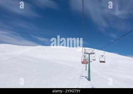 18 marzo 2024 - Kaimaktsalan, Grecia - scenario mozzafiato sulle piste innevate del centro sciistico Kaimaktsalan, Edessa, Grecia Foto Stock