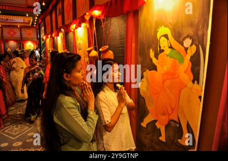 Due ragazze che pregano per celebrare il festival Durga Puja a Sylhet, Bangladesh. Durga Puja è uno dei più grandi festival dell'induismo in Bangladesh e si celebra nel Bengala Occidentale. Il 10 ottobre 2024 a Sylhet, Bangladesh (Credit Image: © MD Rafayat Haque Khan/eyepix via ZUMA Press Wire) SOLO USO EDITORIALE! Non per USO commerciale! Foto Stock