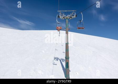 18 marzo 2024 - Kaimaktsalan, Grecia - scenario mozzafiato sulle piste innevate del centro sciistico Kaimaktsalan, Edessa, Grecia Foto Stock