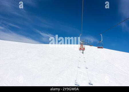 18 marzo 2024 - Kaimaktsalan, Grecia - scenario mozzafiato sulle piste innevate del centro sciistico Kaimaktsalan, Edessa, Grecia Foto Stock