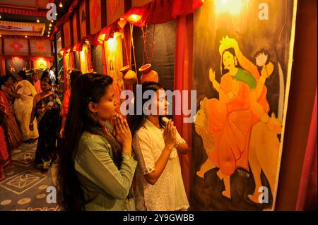 Sylhet, Bangladesh. 10 ottobre 2024. Due ragazze che pregano per celebrare il festival Durga Puja a Sylhet, Bangladesh. Durga Puja è uno dei più grandi festival dell'induismo in Bangladesh e si celebra nel Bengala Occidentale. Il 10 ottobre 2024 a Sylhet, Bangladesh (foto di Rafayat Haque Khan/ Eyepix Group/Sipa USA) credito: SIPA USA/Alamy Live News Foto Stock