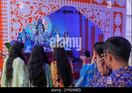 Sylhet, Bangladesh. 10 ottobre 2024. I devoti adorano il puja mandap per celebrare il Durga Puja festival a Sylhet, Bangladesh. Durga Puja è uno dei più grandi festival dell'induismo in Bangladesh e si celebra nel Bengala Occidentale. Il 10 ottobre 2024 a Sylhet, Bangladesh (foto di Rafayat Haque Khan/ Eyepix Group/Sipa USA) credito: SIPA USA/Alamy Live News Foto Stock