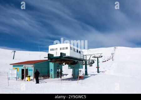 18 marzo 2024 - Kaimaktsalan, Grecia - scenario mozzafiato sulle piste innevate del centro sciistico Kaimaktsalan, Edessa, Grecia Foto Stock