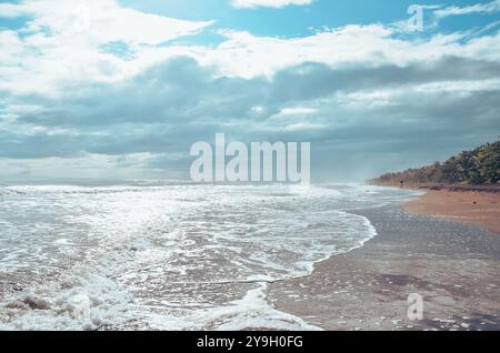 Il mare magico della Costa Rica, perduto nel parco nazionale di Tortuguera Foto Stock