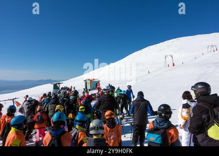 3 marzo 2024 - Kaimaktsalan, Grecia - persone in fila per l'ascensore nel centro sciistico Kaimaktsalan Foto Stock