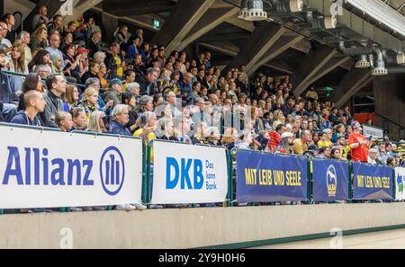 Berlino, Germania. 10 ottobre 2024. Basket: Eurocup, Women, Alba Berlin - VBW Gdynia, Sporthalle Charlottenburg. I fan di Alba Berlin guardano la partita. Crediti: Andreas Gora/dpa/Alamy Live News Foto Stock