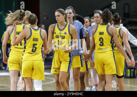 Berlino, Germania. 10 ottobre 2024. Basket: Eurocup, Women, Alba Berlin - VBW Gdynia, Sporthalle Charlottenburg. Alba Berlin giocatori a cinque a vicenda. Crediti: Andreas Gora/dpa/Alamy Live News Foto Stock