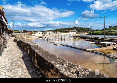 Fonte da Bica Salt Flats, noto anche come Salinas de Rio Maior in Portogallo, sistema di scomparti per acque poco profonde e grondaie per l'estrazione del sale Foto Stock