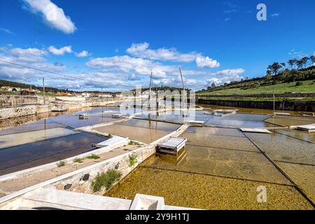 Fonte da Bica Salt Flats, noto anche come Salinas de Rio Maior in Portogallo, sistema di scomparti per acque poco profonde e grondaie per l'estrazione del sale Foto Stock