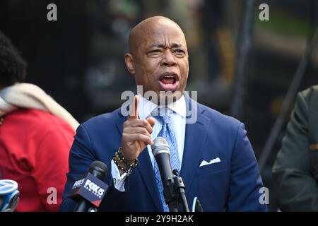 Il sindaco Eric Adams pronuncia le sue osservazioni al 24° Trionfo annuale della giornata dello Spirito umano del Dipartimento degli affari culturali di New York (DCLA) presso l'Afric Foto Stock