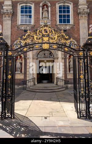 Le porte per la Guildhall Worcester in un giorno d'estate Foto Stock