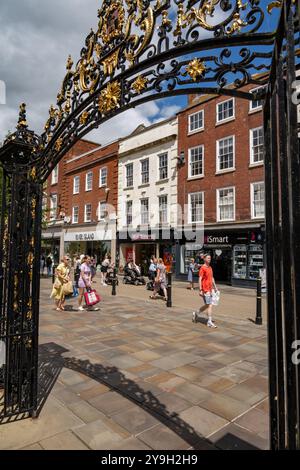 Le porte per la Guildhall Worcester in un giorno d'estate Foto Stock