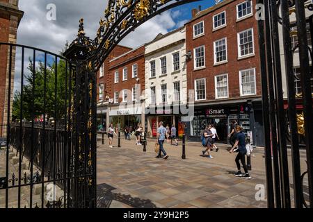 Le porte per la Guildhall Worcester in un giorno d'estate Foto Stock