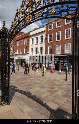 Le porte per la Guildhall Worcester in un giorno d'estate Foto Stock