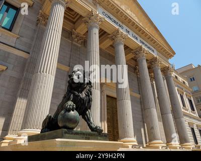 Statua del Leone all'esterno del Palazzo del Parlamento o del Palacio de las Cortes, dove si riunisce il Congresso dei deputati, Madrid, Spagna Foto Stock