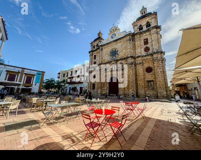 Splendida vista aerea della città fortificata di Cartagena, la sua maestosa Cattedrale, la plaza, il suo arco coloniale Foto Stock