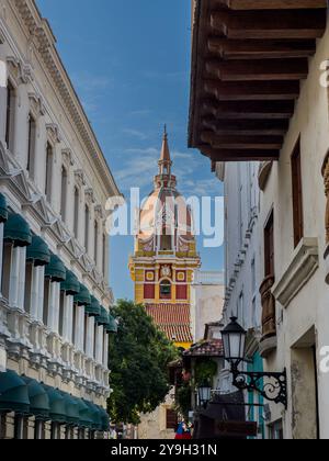 Splendida vista aerea della città fortificata di Cartagena, la sua maestosa Cattedrale, la plaza, il suo arco coloniale Foto Stock