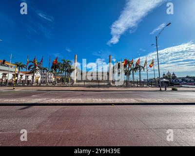 Splendida vista aerea della città fortificata di Cartagena, la sua maestosa Cattedrale, la plaza, il suo arco coloniale Foto Stock