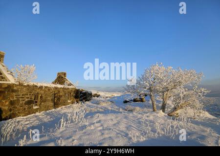 Casa abbandonata croft nella neve sull'Isola di Lewis Foto Stock