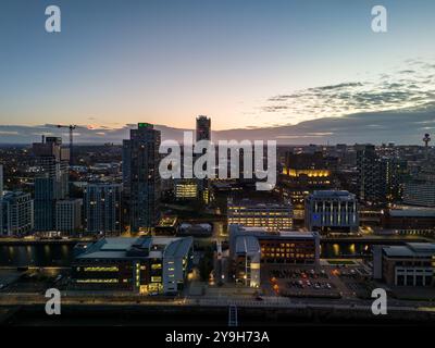 Vista aerea della città di liverpool al tramonto, che mostra il fiume mersey e gli edifici illuminati Foto Stock