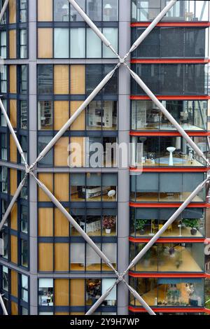 Tate Modern Switch House Blavatnik, piattaforma di osservazione pubblica, vista su appartamenti privati, interni in NEO Bankside Residential a Londra, Regno Unito Foto Stock